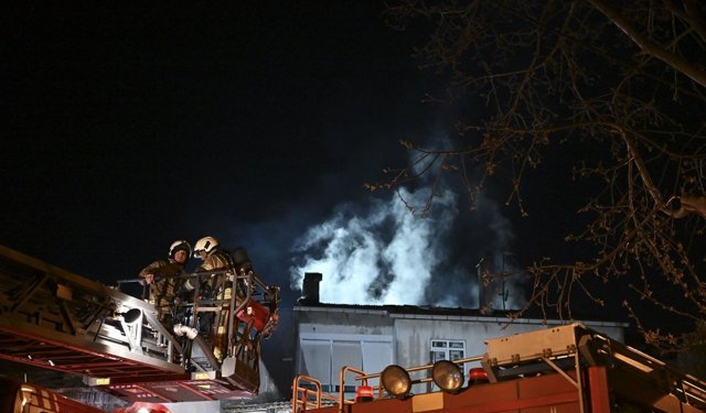 Kartal'da bir apartmanda çıkan yangında 2 kişi dumandan etkilendi
