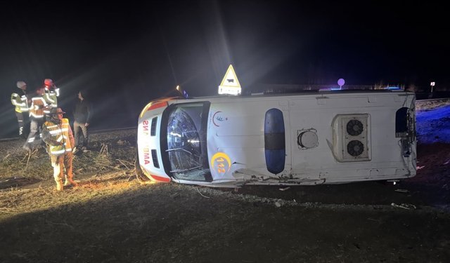 Muş'ta ambulansın devrilmesi sonucu 5 kişi yaralandı