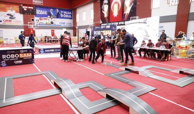 Samsun'da öğrenciler geliştirdikleri robotlarla hünerlerini sergiledi