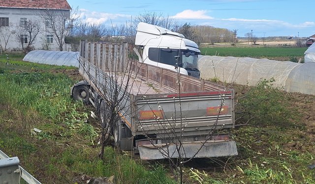 Samsun'da tarlaya giren tırın sürücüsü yaralandı