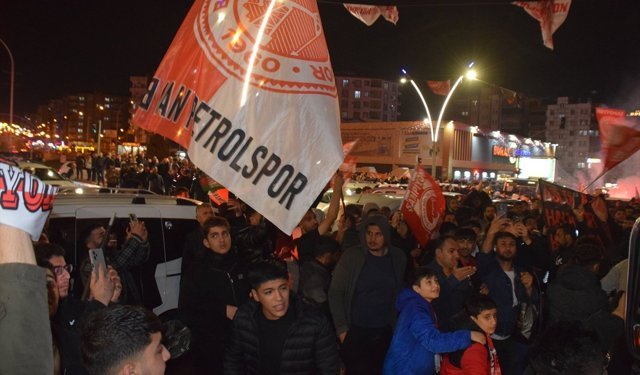 Trendyol 1. Lig'e yükselmeyi garantileyen Batman Petrolspor, coşkuyla karşılandı