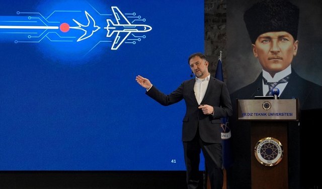 TUSAŞ Genel Müdürü Demiroğlu'ndan öğrencilere 'bayrağı taşımaya hazır olun' tavsiyesi