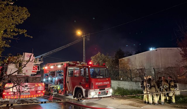 Tuzla'da fabrikada çıkan yangın söndürüldü