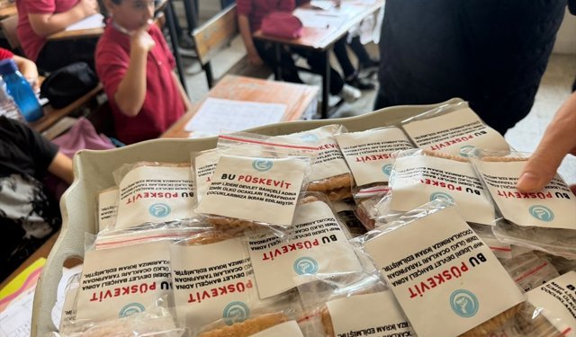 Ülkü Ocakları İzmir İl Başkanlığı tadilat yaptıkları okullarda çocuklara 'püskevit' ikram etti