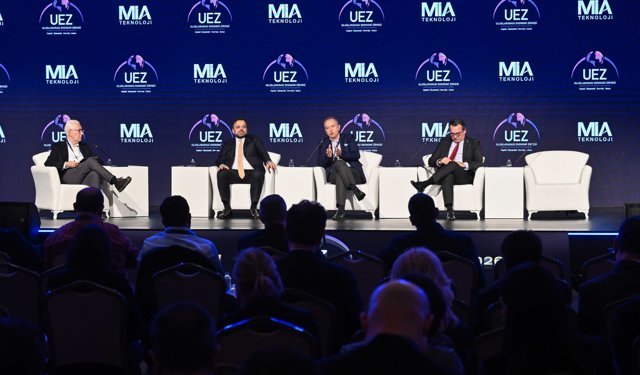 Uluslararası Ekonomi Zirvesi'nde dijital dönüşüm konuşuldu