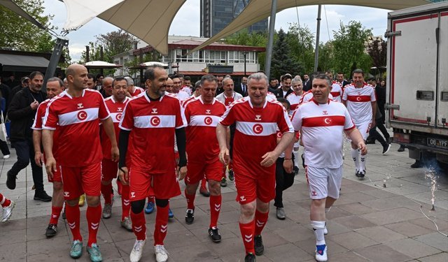 Bakan Bak, Meclisspor ile şöhretler karması arasındaki gösteri maçında futbol oynadı
