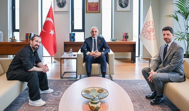 Bakan Ersoy, Barış Manço'nun oğlu Doğukan Manço ile AKM'de bir araya geldi