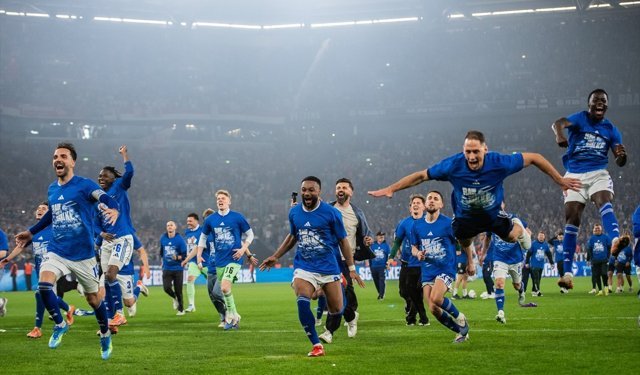 Kenan Karaman'ın attığı golle Schalke 04, Bundesliga'ya yükseldi