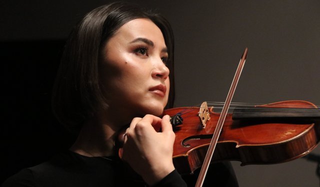 Kocaeli'de oda orkestrasının genç yetenekleri, usta müzisyenlerle aynı sahneyi paylaşıyor