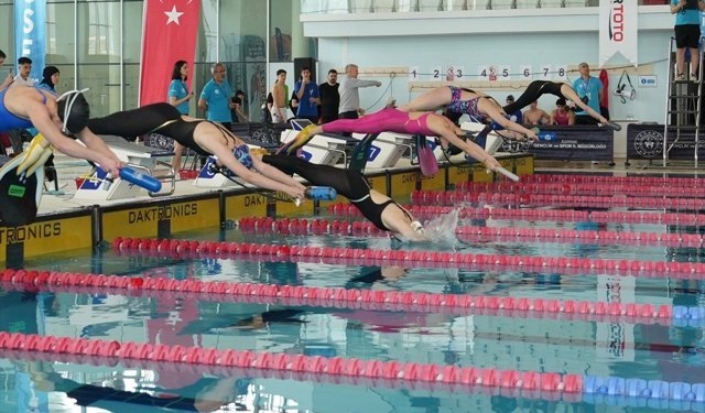 Paletli yüzme şampiyonası ve milli takım seçmeleri Edirne'de yapıldı