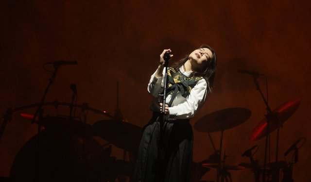 Şarkıcı Mitski İstanbul'da konser verdi