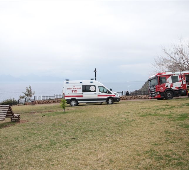 Antalya'da falezlerden düşerek yaralanan kişi kurtarıldı