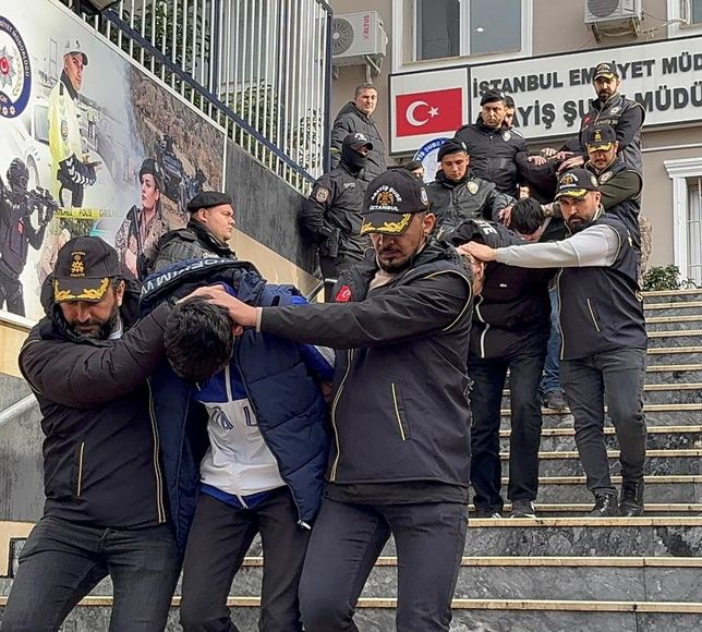 Bakırköy'de bir kişinin aracında öldürülmesine ilişkin yakalanan 12 zanlı adliyede