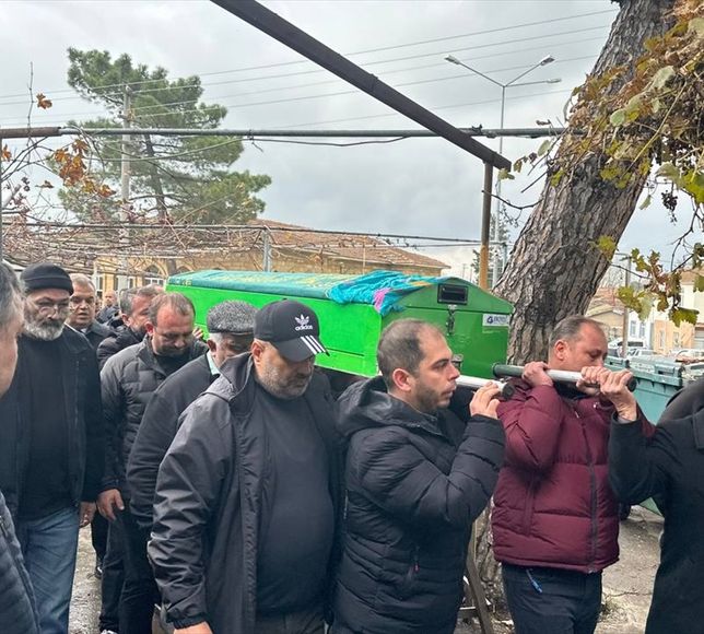 Çanakkale'de iki otomobilin çarpıştığı kazada ölenlerden 2'sinin cenazesi toprağa verildi