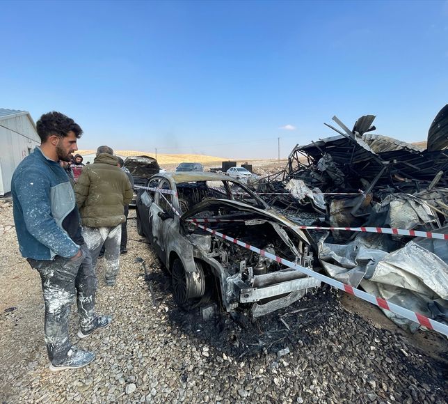 Şanlıurfa'da inşaat şantiyesinde çıkan yangında 4 araçta hasar oluştu