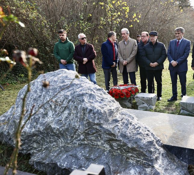 Trabzonspor Kulübü eski başkanı Özkan Sümer, mezarı başında anıldı
