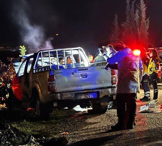Antalya'da yanan otomobilde 1 kişinin cesedi bulundu