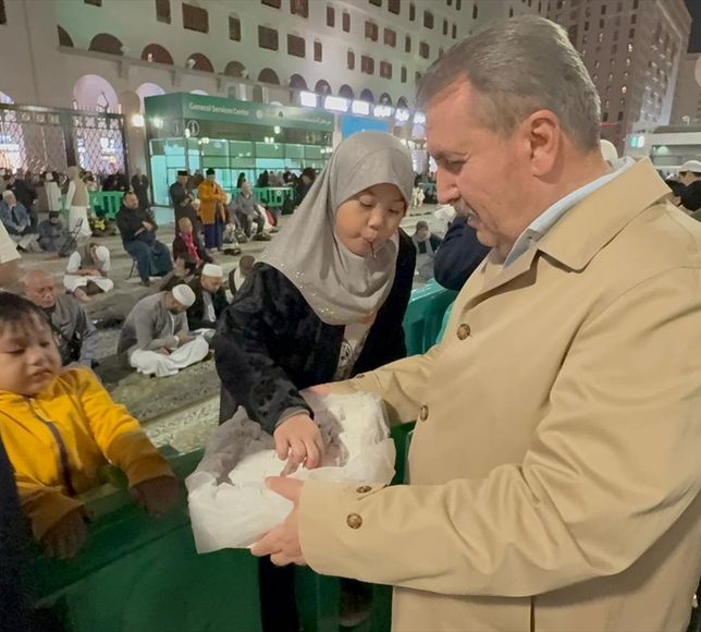 BBP Genel Başkanı Destici, Miraç Kandili dolayısıyla Mescid-i Nebevi'de lokum dağıttı