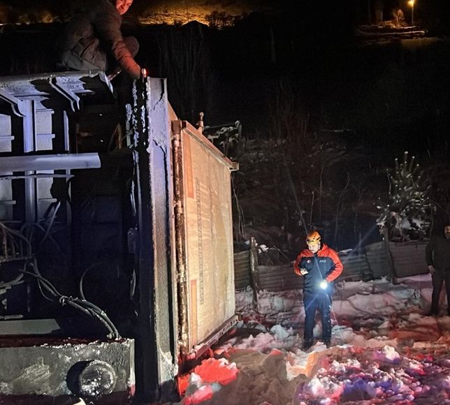 Erzincan'da devrilen tırdaki 47 büyükbaşı AFAD, itfaiye ve jandarma ekipleri kurtardı