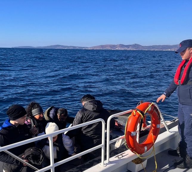 İzmir açıklarında 39 düzensiz göçmen kurtarıldı, 28 düzensiz göçmen yakalandı
