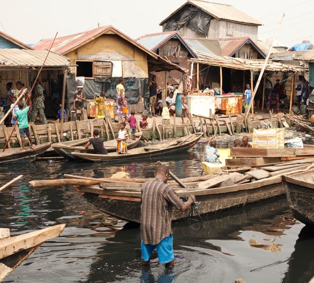 Nijerya'da hükümet tarafından evleri yıkılan yerli halk kanolarda yaşam mücadelesi veriyor