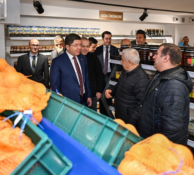 Adalet Bakanı Tunç, işyurtlarının Kızılay'daki satış mağazasında alışveriş yaptı