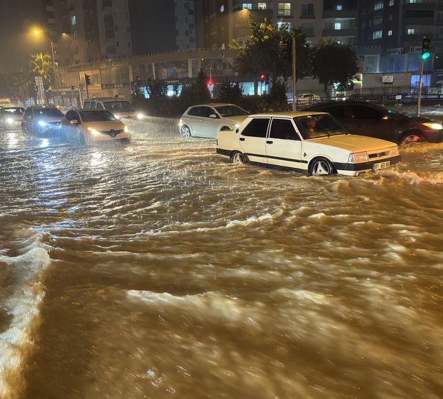 Adana'da sağanak hayatı olumsuz etkiledi