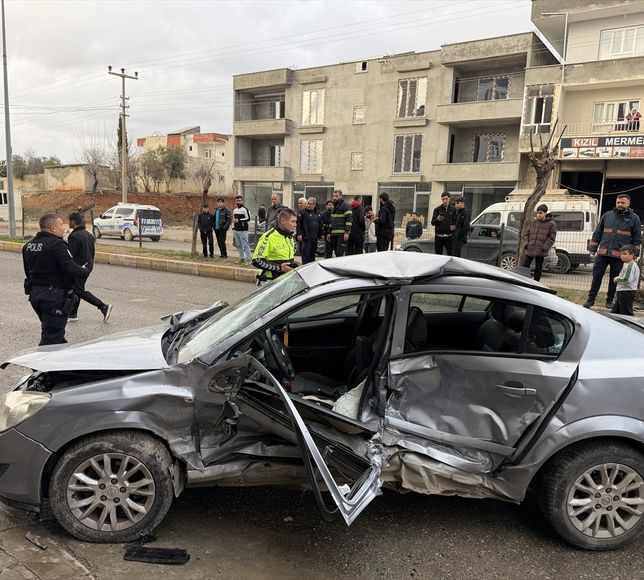 Adıyaman'da park halindeki araca çarpan otomobildeki 3 kişi yaralandı