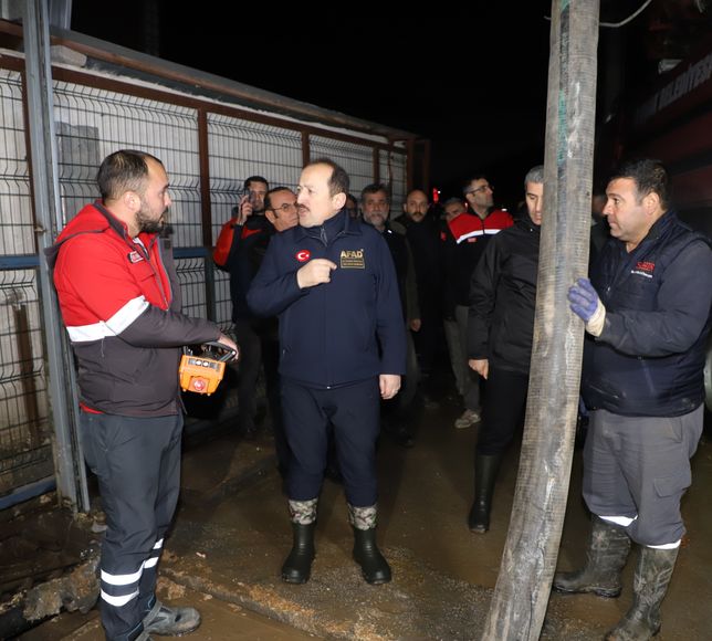 AFAD Başkanı Pehlivan, Uşak'ta derenin taştığı bölgede incelemelerde bulundu: