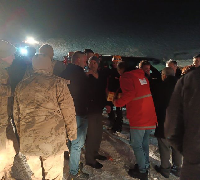 Ağrı'da üzerine çığ düşen araçtan kendi imkanlarıyla çıkan 4 kişi bölgeden kurtarıldı