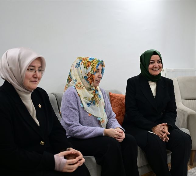 AK Parti Genel Başkan Yardımcısı Kaya, depremzede ailenin iftar sofrasına konuk oldu