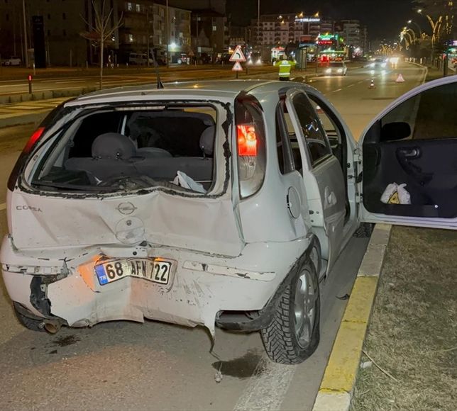 Aksaray'da iki otomobilin çarpıştığı kazada 6 kişi yaralandı