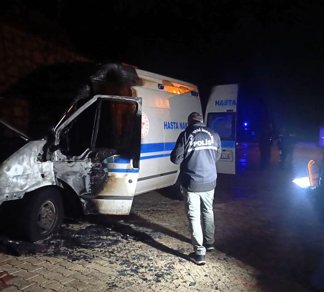 Amasya'da seyir halindeyken yangın çıkan nakil aracındaki hasta ile refakatçileri kurtarıldı