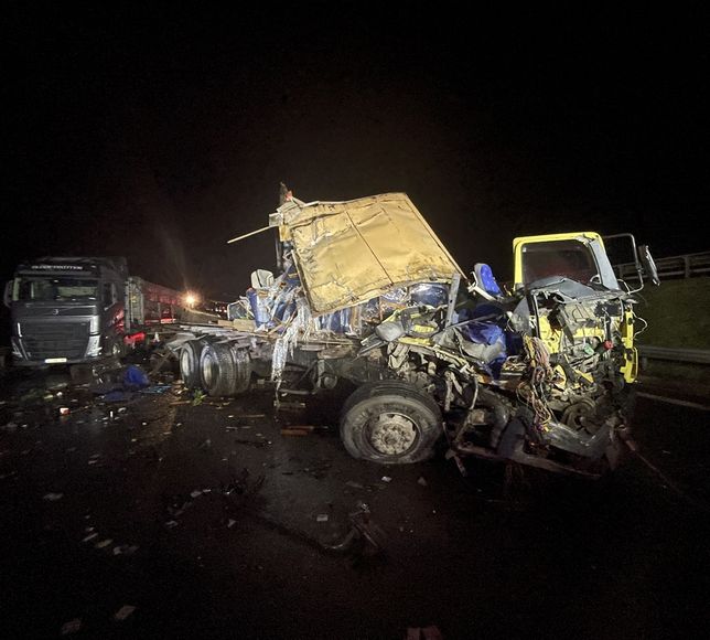 Anadolu Otoyolu'nda kamyon ile tırın çarpışması sonucu 1 kişi yaralandı