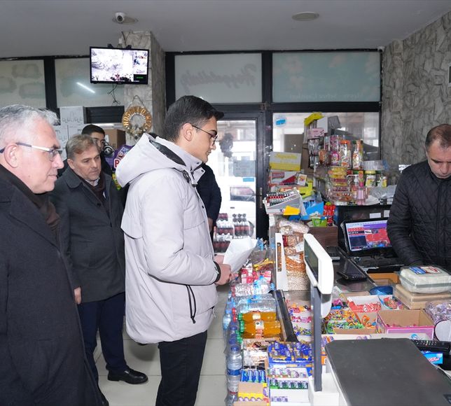Ankara'da öğrenciler ve öğretmenler bakkalların veresiye defterindeki borçları ödedi