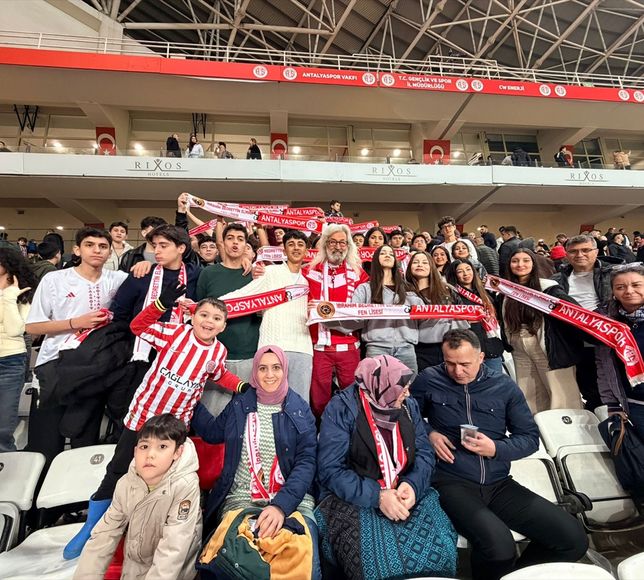 Antalya'da 80 öğrenci Antalyaspor-Samsunspor maçının ardından tribünü temizledi