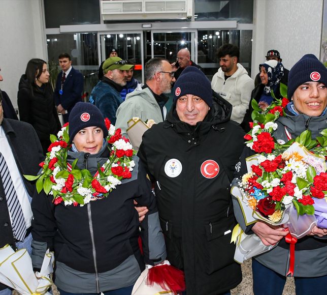 Avusturya'da madalya kazanan otizmli ikiz kayakçılar, Erzurum'da çiçeklerle karşılandı