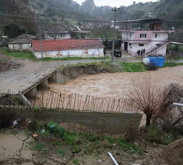 Aydın'da derenin taşması sonucu 9 ev tahliye edildi