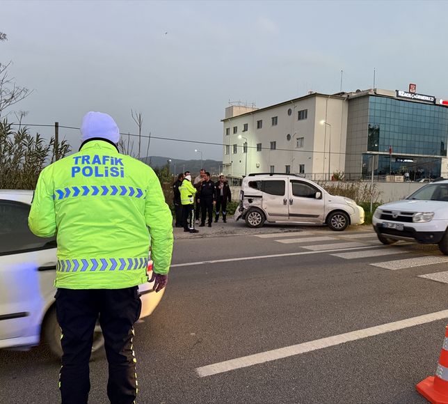 Aydın'da motosikletle hafif ticari aracın çarpışma anı kamerada