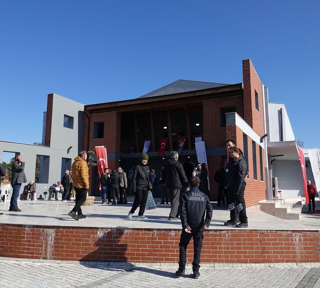 Ayvalık'ta KKTC Kurucu Cumhurbaşkanı Rauf Denktaş'ın adına kültür merkezi açıldı