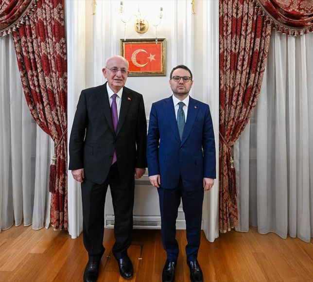 Bakan Gürlek, eski TBMM Başkanı Kahraman ile görüştü