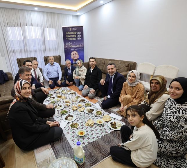 Bakan Işıkhan, Elazığ'da depremzede Yıldırım ailesinin iftar sofrasına konuk oldu