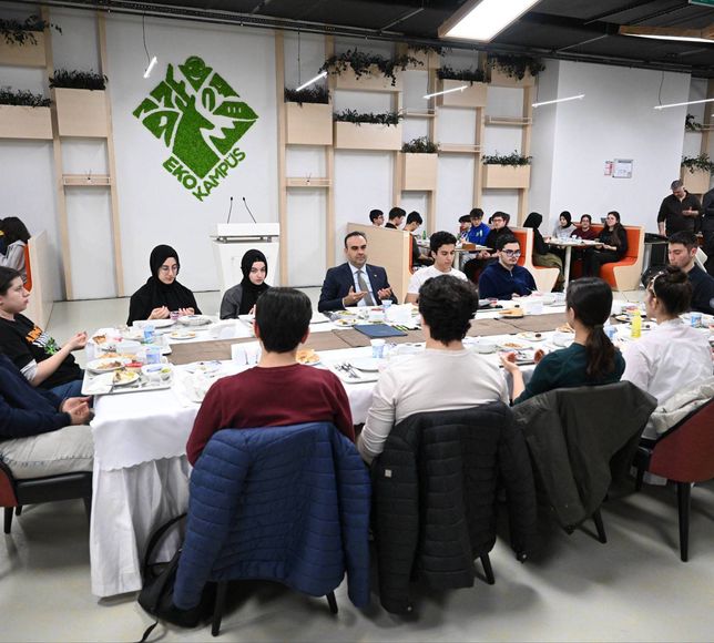 Bakan Kacır, ilk iftarını TÜBİTAK Fen Lisesi öğrencileriyle yaptı