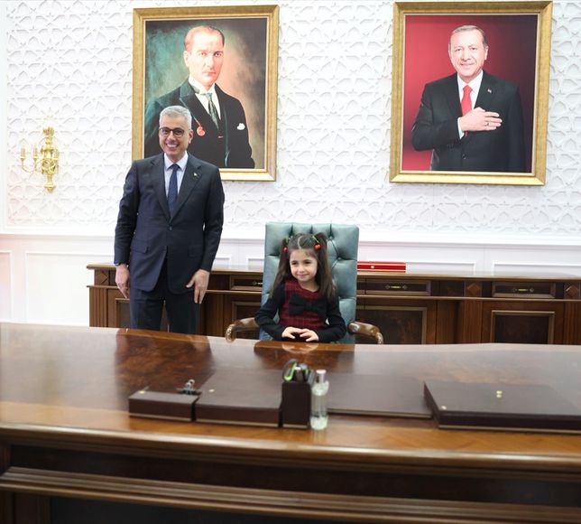 Bakan Memişoğlu, 'sağlık elçisi' Doğa ve sigarayı bıraktırdığı dedesiyle bir araya geldi