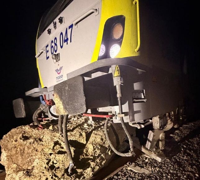 Balıkesir'de yolcu treninin lokomotifi, düşen kaya parçası nedeniyle raydan çıktı