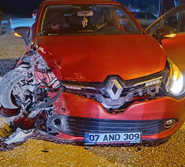 Bilecik'te iki otomobilin çarpıştığı kazada 5 kişi yaralandı