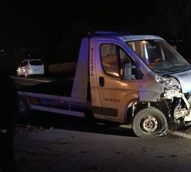 Bingöl'de otomobil ile çekicinin çarpıştığı kazada 2 kişi yaralandı