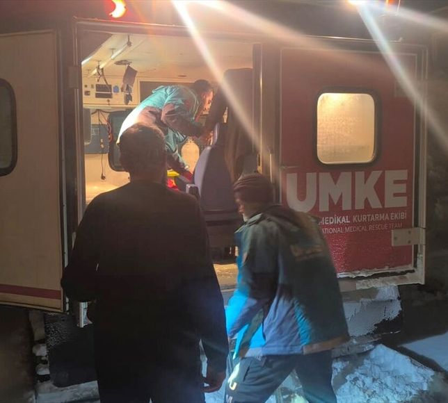 Bingöl'de yolu kardan kapanan köydeki hastayı UMKE hastaneye ulaştırdı