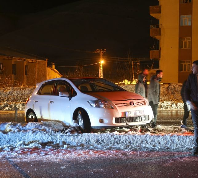 Bitlis'te buzlanma nedeniyle kontrolden çıkan 4 araç refüje çarptı