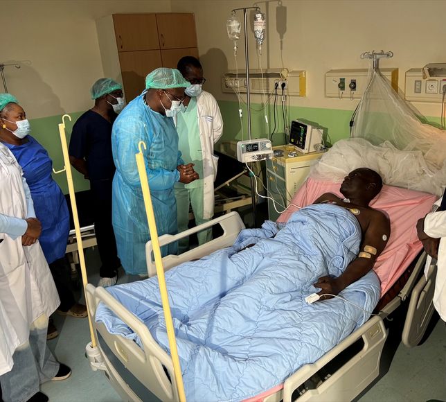 Burkina Faso Sağlık Bakanı Kargougou'dan Türk hekimlerin ameliyat ettiği hastalara ziyaret: